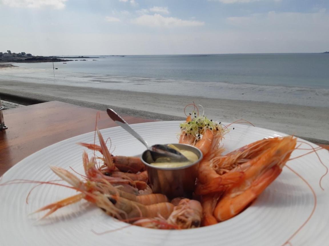 Apartment Corniche: Tranquil Seaside With Multilingual Service
