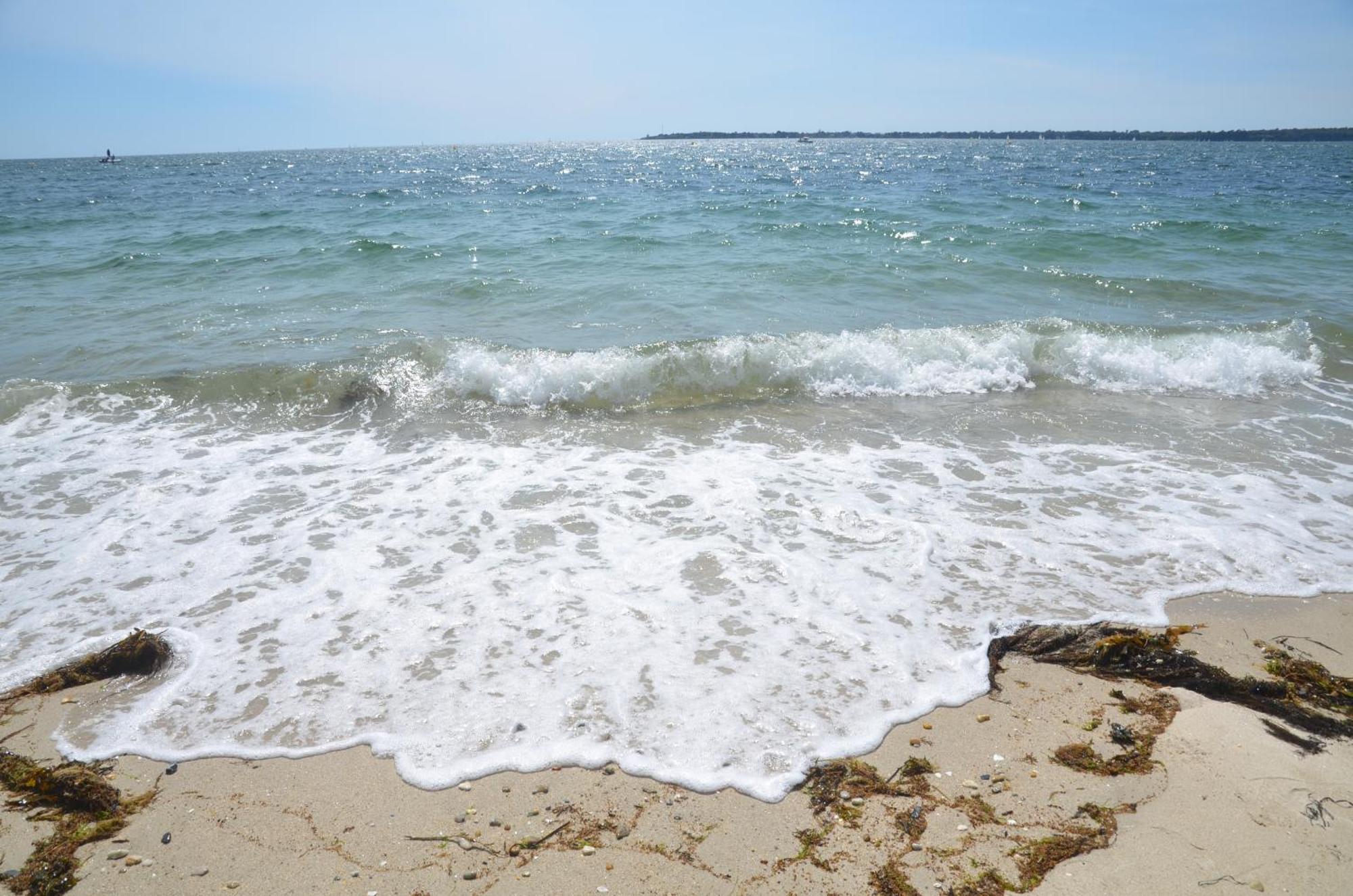 Corniche: Tranquil Seaside With Multilingual Service Apartment