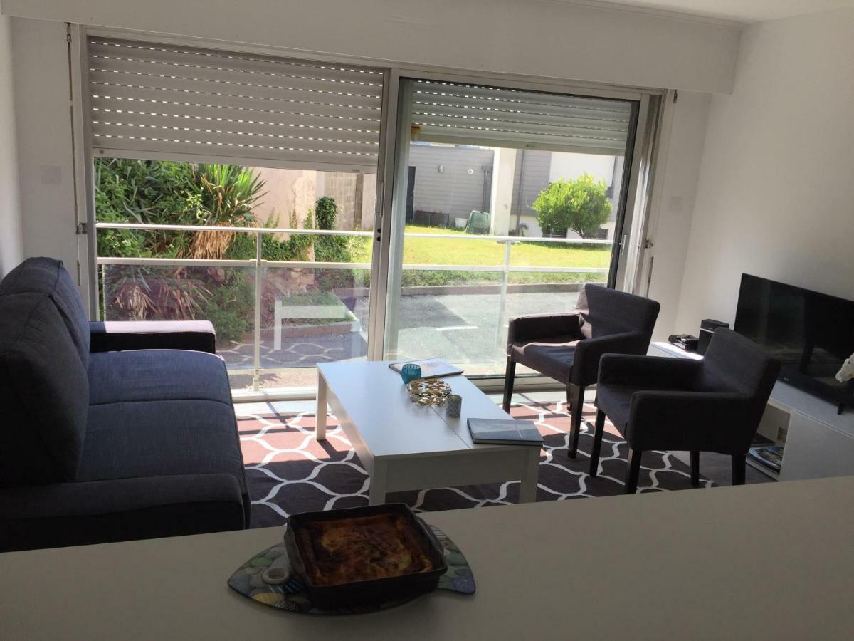 Corniche: Tranquil Seaside With Multilingual Service Apartment
